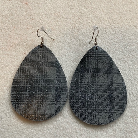 Jewelry - gray patterned tear drop earrings
